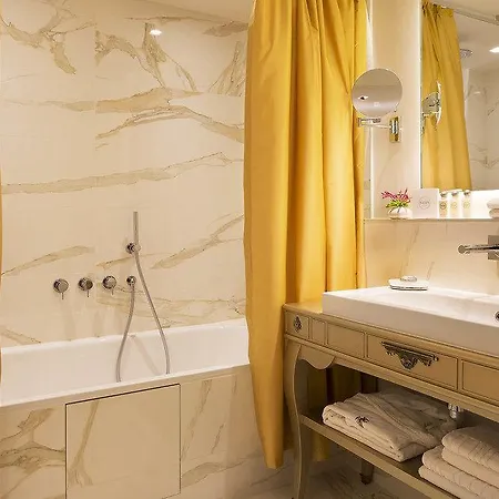 Hotel La Maison Favart Paris
