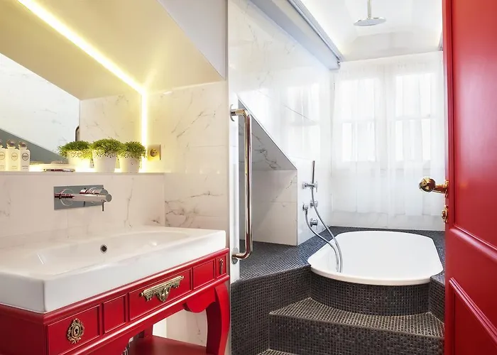 La Maison Favart Hotel Paris