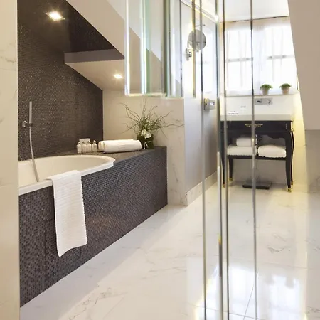 法瓦尔公馆酒店 4*